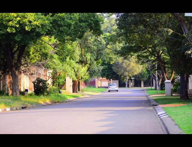 5 BEDROOM HOUSE FOR SALE IN MEREDALE EXT 04